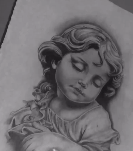 Dibujo realista de un niño ángel dormido