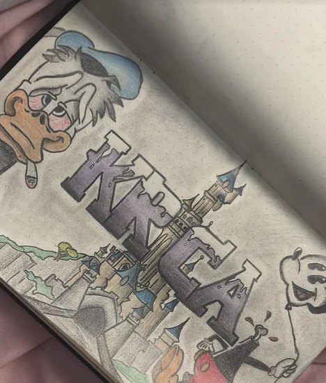 Letras de graffiti con un castillo dibujadas a color en un cuaderno