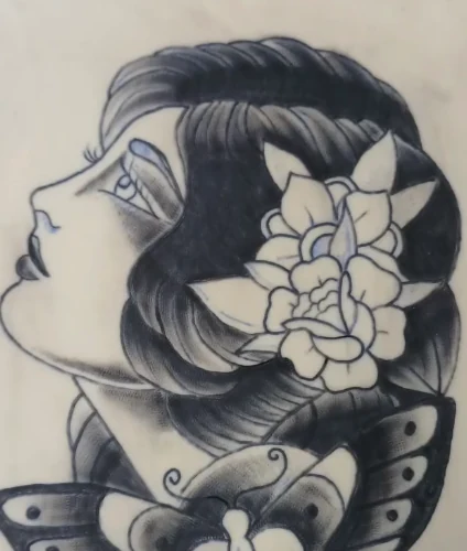 Diseño tradicional de Joan Carbó: mujer de perfil con una rosa en el pelo