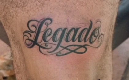 Tatuaje de la palabra Legado en letra script con remates